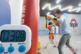 宿迁10岁女孩李彧媗：坚持梦想 做自由搏击的“王者”图片