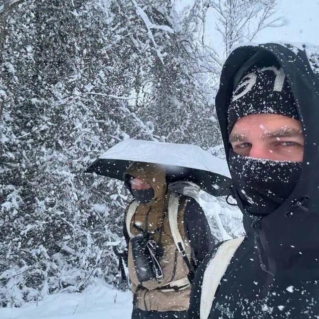 两个年轻人裸辞后徒步一年，只为从法国走到上海！已步行到新疆