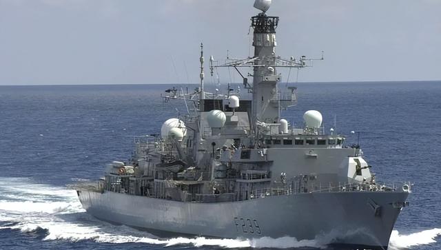 台湾海峡爆发激烈对峙？东部战区硬刚美英舰队，英国航母就在东海