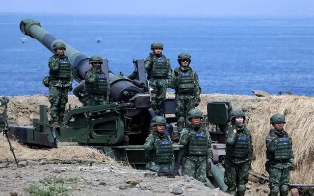 美国人还在做梦？翻出20年前旧历，嘲笑解放军登台难，战法已大变