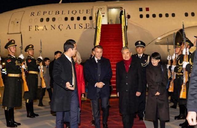 马克龙飞抵北京,登机前日方突提要求,中方对高市亮出“红线”