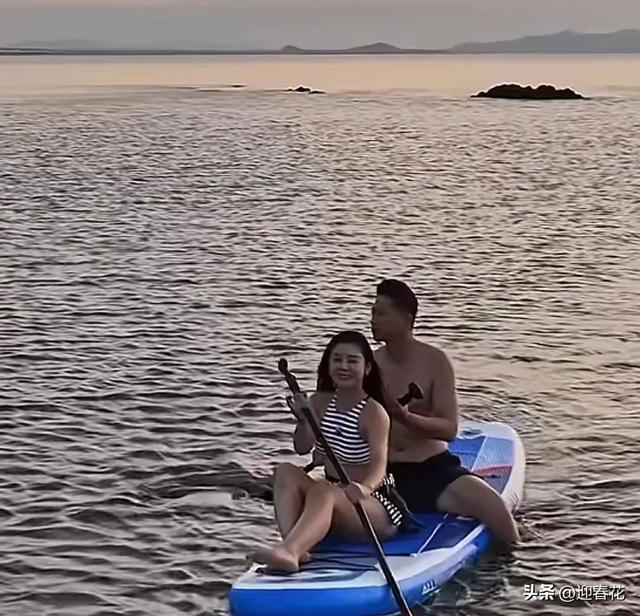 王雷夫妇回大连过七夕！39岁李小萌比老公腿粗，海上划浆板太浪漫