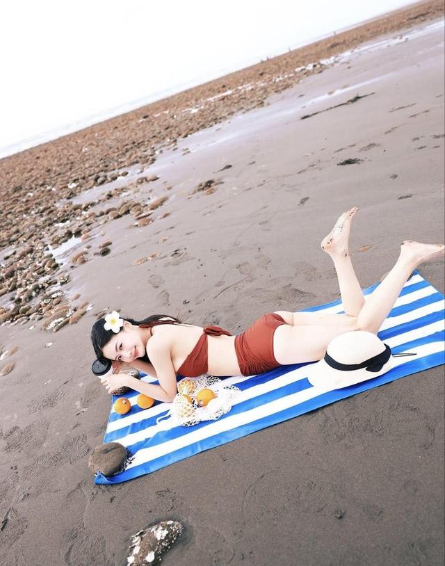 粉色梦境中的温柔时光，春日樱花飘散，轻盈美好片段闯入记忆深处