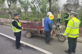 三轮车逆行被执法人员查处，车主：给钱你们可以吗？图片