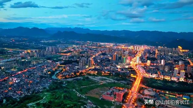重庆武陵山区比较另类的县，拥有多处独特景点，为何称它为小成都