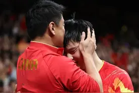 樊振东举起了金牌，王皓举起了他的冠军！图片