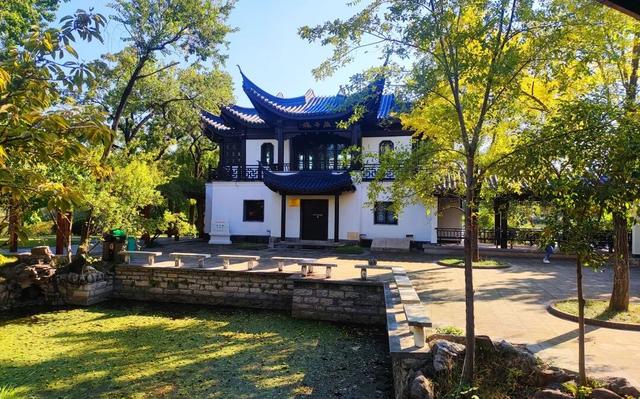 云龙公园春色好，绿肺含韵润彭城