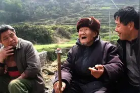 104岁长寿老人爱喝酒，坚持“2喝2不喝”的原则，早知道早受益图片