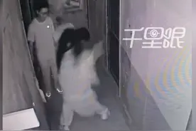 男子玩密室对女鬼NPC摸腿搂腰图片