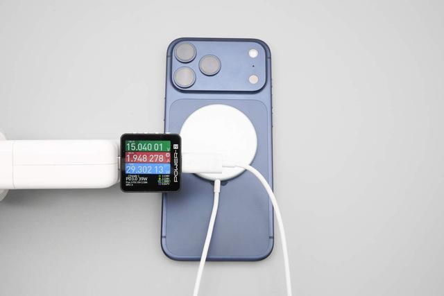 谷歌25W Qi2.2磁吸无线充电器评测：实测输出功率高达29W！