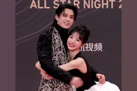 星光大赏好炸裂！抢话筒露胸贴，迷路摔倒还下跪，一个比一个抓马图片