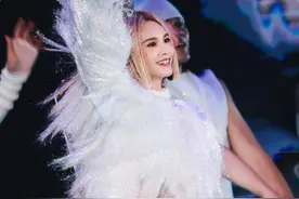 别着急封杀她，让全世界都看看她有多蠢图片