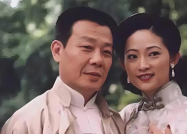 71岁寇世勋现状，晚年和原配一家生活，二房随3名子女远在国外