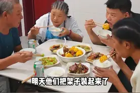 这张照片让我突然猜想，非洲儿媳妇拉乌以后会管不到儿子的教育图片