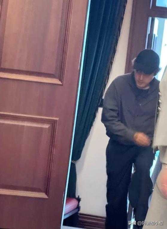 胡歌上海买房被偶遇，头顶秃了一大片	，老婆黄曦宁陪同，长相普通