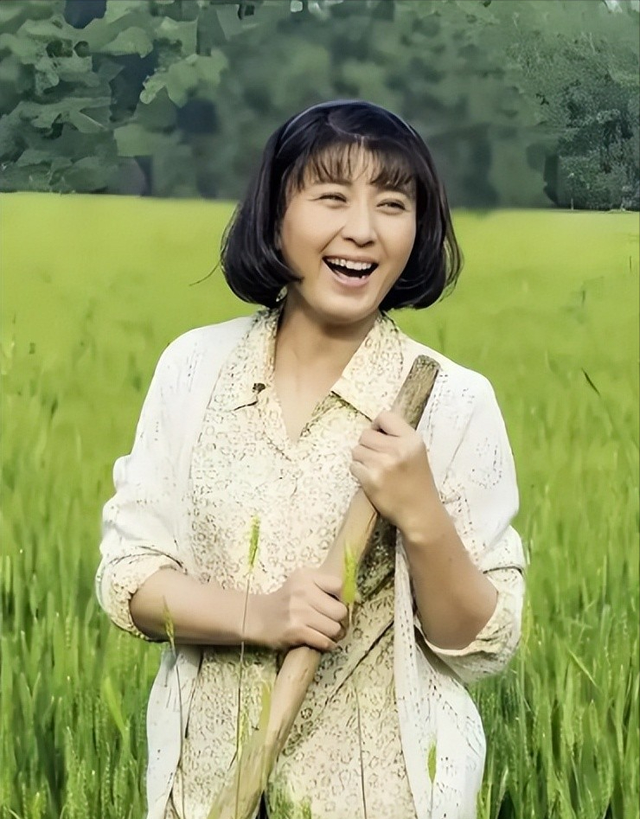 道歉不到24小时，闫学晶再迎三大噩耗，她儿子可能30万都赚不到了