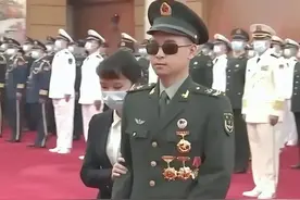 杜富国，破格晋升高级别军衔，的确非常罕见，军嫂至少一项待遇图片