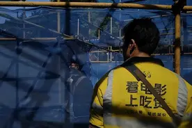 离谱！外卖小哥深夜送外卖，竟遭遇女客户裸体接单，邀请小哥进屋图片