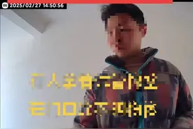 陌生男子潜入小区，在门把手上涂抹不明液体！警方已介入图片