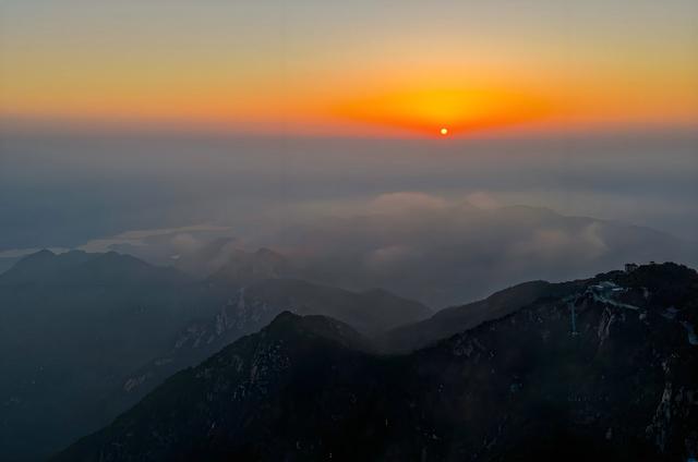 岱顶夕照：天地共染鎏金时