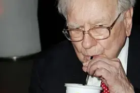 巴菲特的智慧：真正聪明的人，一辈子只专注3件事，庸人却不在乎图片