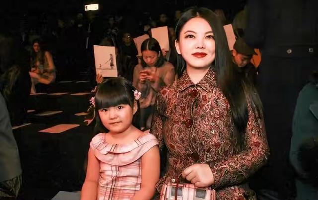 被禁止关注不到两天	，李湘被扒底朝天，远不止高调炫富那么简单