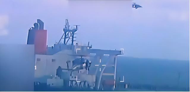 特朗普打出第二张牌，马杜罗压力山大，美军为何不敢直接动手？