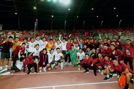 众国脚赛后落泪，张玉宁回国后将赴医院检查，伊万晒大合影庆祝胜利，足协主席宋凯：不容易，继续努力图片