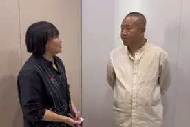 王小利夫妇现身医院陪产，小儿媳平安产女，怀抱孙女笑得合不拢嘴图片