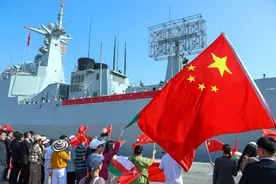 美双航母驰援以色列，解放军三军舰在中东靠港，随时应对突发状况图片