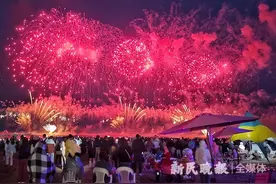 看璀璨繁花落进人间五月天，2024上海湾区·金山城市沙滩国际音乐烟花秀开幕图片