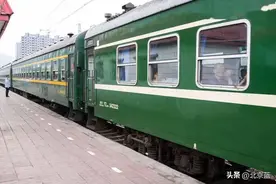 南宁首开进京动卧，依然有很多人选择绿皮火车，真相太扎心图片