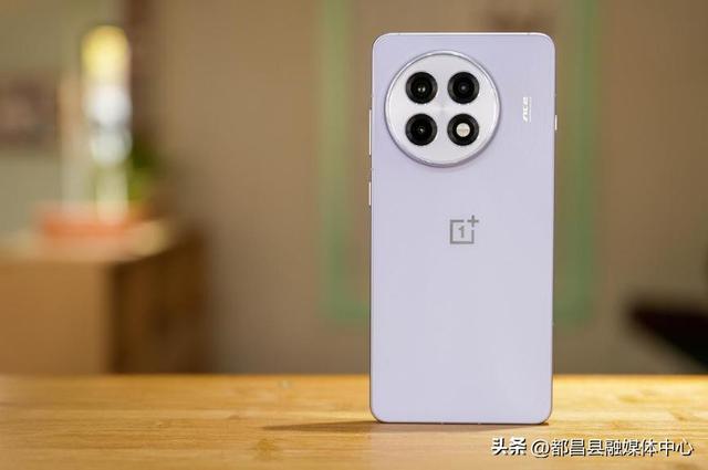 2025公认“接近完美”的5款直屏手机推荐，品质佳口碑好，适合用六年