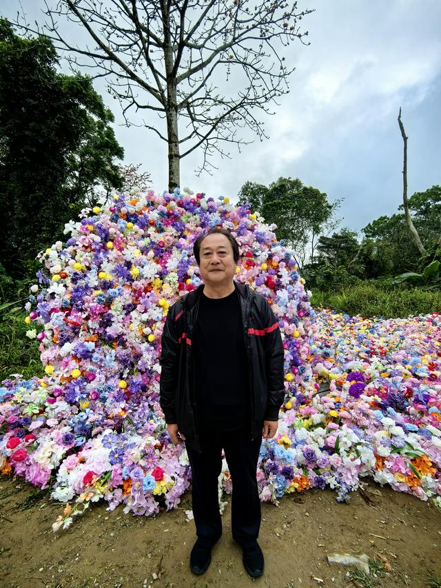 走进海南白沙阜龙乡白准村：山巅花海铺就红色长廊