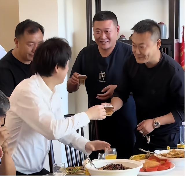 卖豪宅，住养老院，喝12元饮料，14次登上春晚的解晓东还好吗？