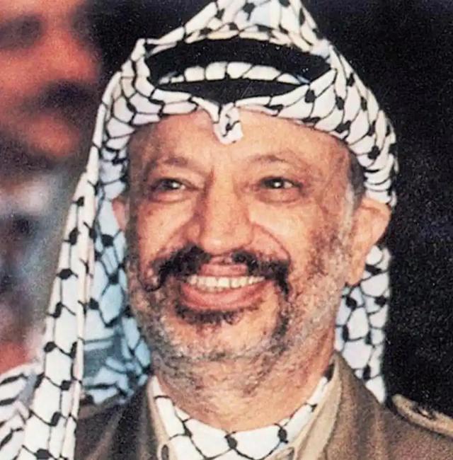 300人硬刚以色列坦克！阿拉法特凭巷战封神，却一手好牌打得稀烂