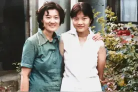 1980年，洪晃和母亲章含之在北京家中的留影，19岁她气质高贵典雅图片