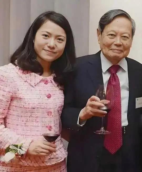 杨振宁去世后，翁帆再发文，49岁无子女的她，早已被安排好了退路