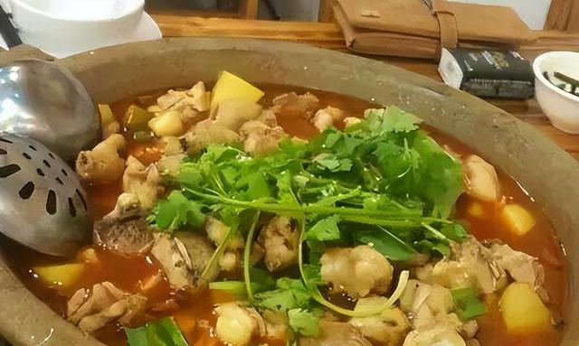 山东游客到青海遇牧民办酒席；随礼300吃席，结果吃完被拦不让走