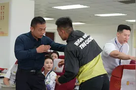 祥鹏航空开展“机闹”处置实战演练图片