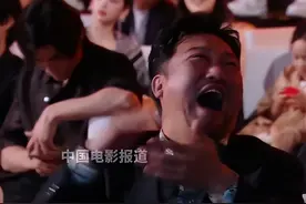 王宝强获奖：黄渤表情耐人寻味，台下谁是真兄弟一目了然图片