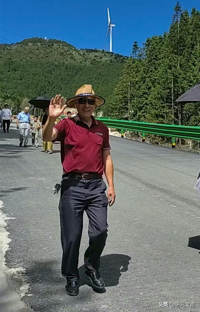 德隆山庄的故事：九岭尖滑雪场滑草记。