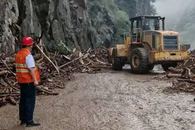 108国道周至山区段塌方已全线抢通单车道 进山口仍交通管制图片