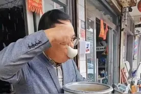 爸爸带孩子，充满了爱，也充满了搞笑的气氛图片