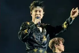 小沈阳演唱会大翻车！下跪致歉仍难救场，观众怒喊退票提前离场图片