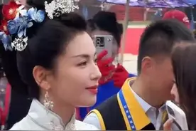 刘涛在福建地位有多高？妈祖现场一级警督护航，周边全身大人物图片