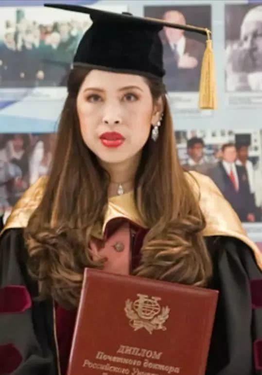 她是国王最宠爱的女儿，却天生丑陋多病，被称为泰国最惨公主