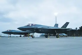 挪威不客气，中国游客机场拍照，因部署F35，警方登机逮捕图片