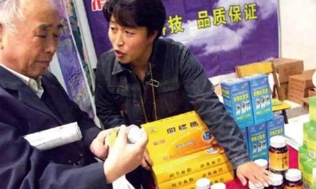 成本2毛骗农民200亿，花1亿请赵本山代言	，创始人下场大快人心