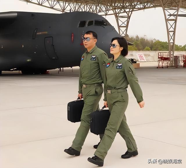 阅兵女机长身份曝光！私生活被扒牺牲太大，老公身份也不简单